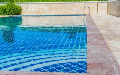 Línea de flotación de la piscina: ¿qué es y cómo limpiarla de forma efectiva?