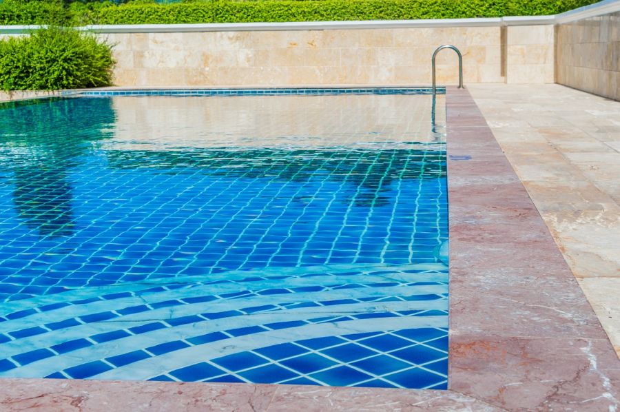 Línea de flotación de la piscina: ¿qué es y cómo limpiarla de forma efectiva?