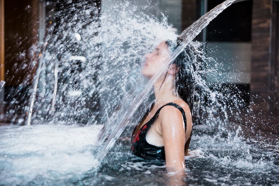 duchas en la piscina